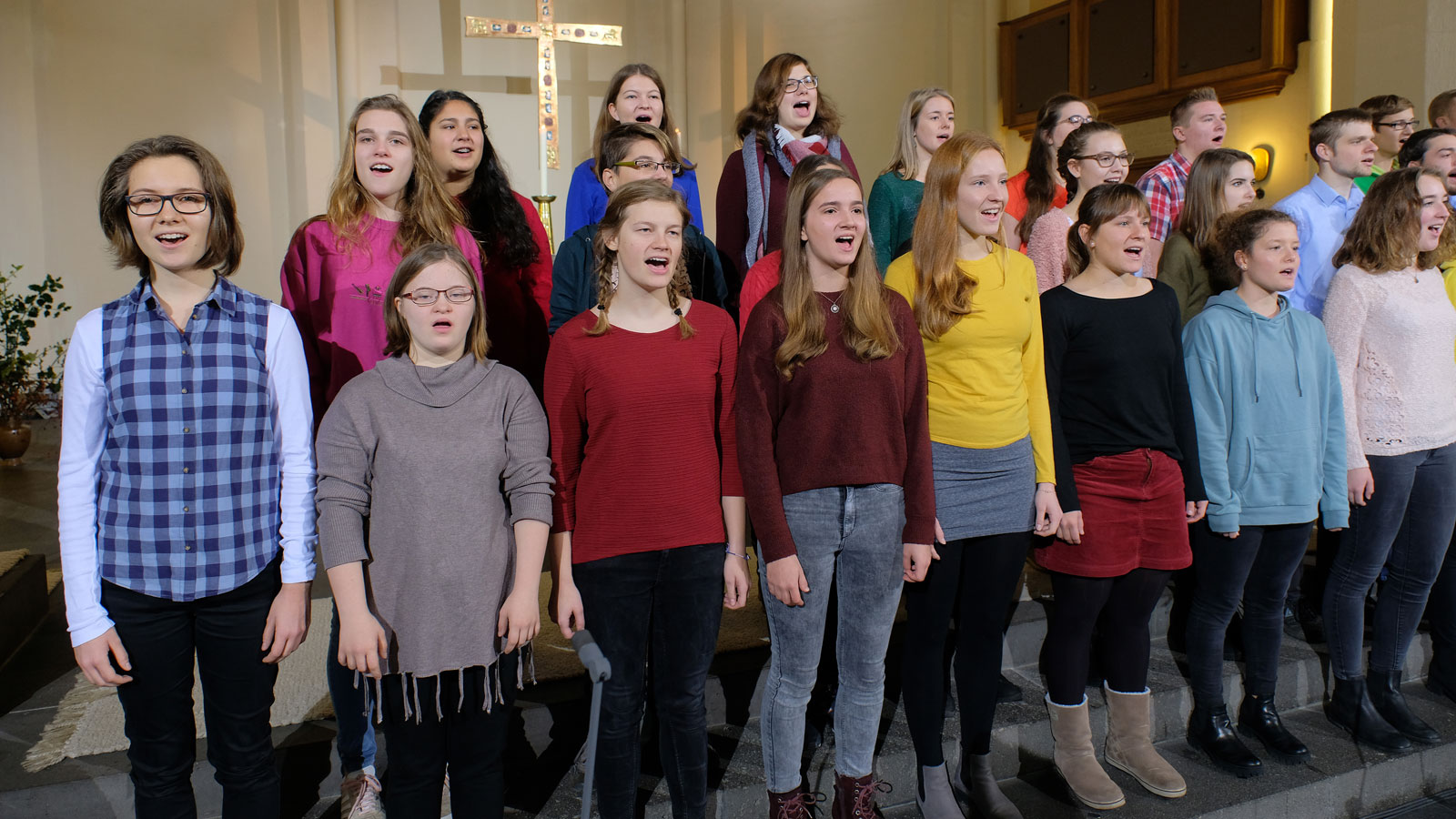 Chor aus Kindern und jugendlichen in einer Kirche, Symbolbild