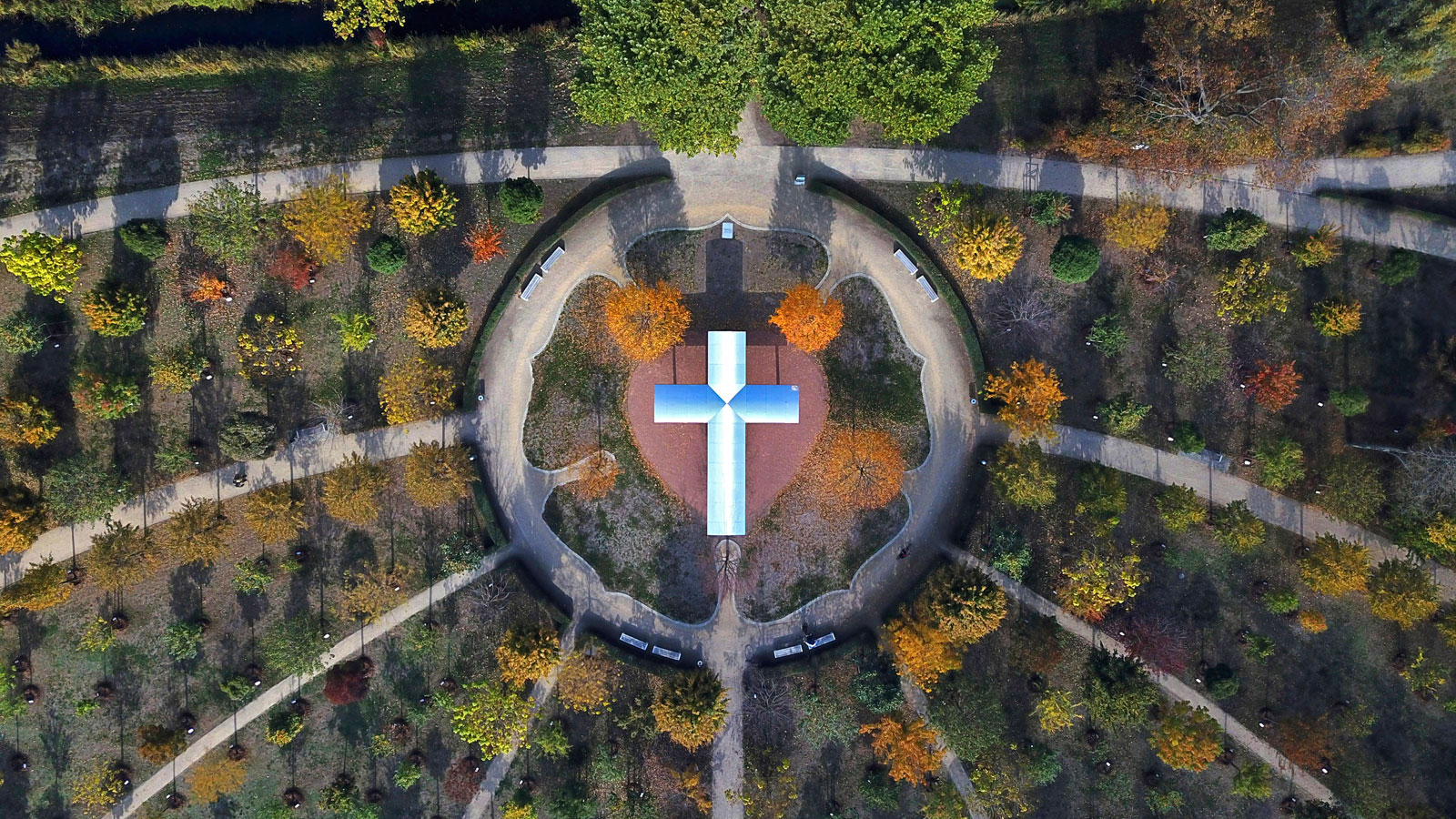 Luftaufnahme eines großen Kreuzes in herbstlicher Landschaft