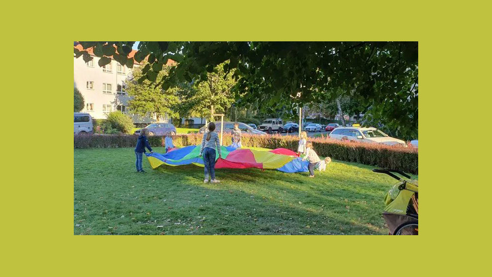 spielende Kinder auf der Wiese