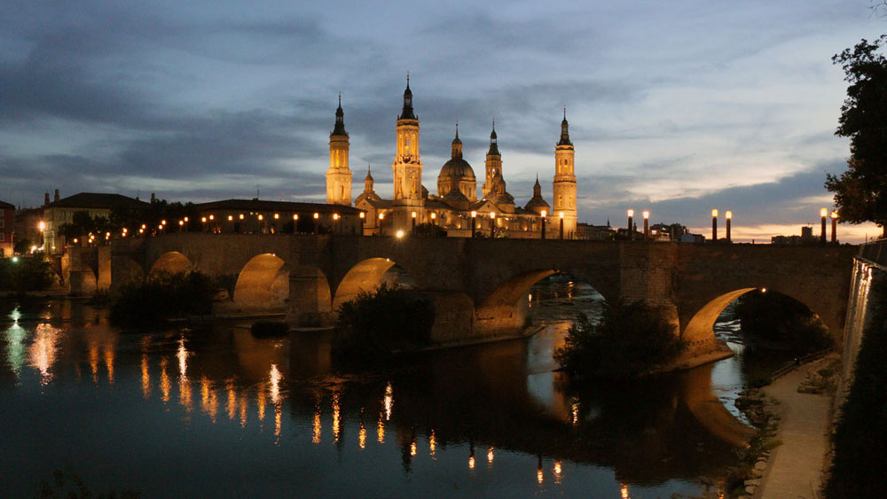 Basilika del Pilar am Abend