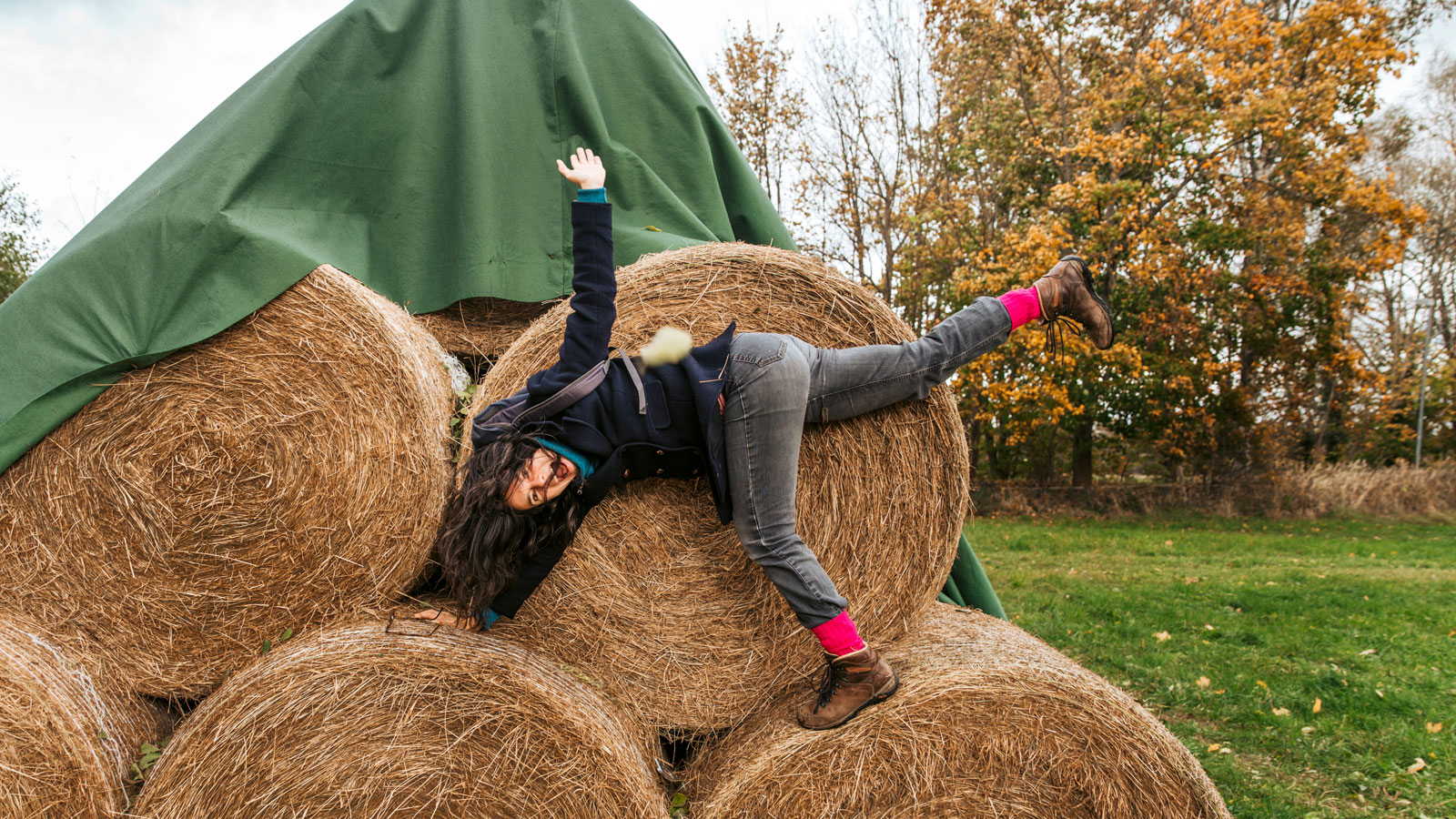 Strohballen, Jugendliche, Herbstwiese