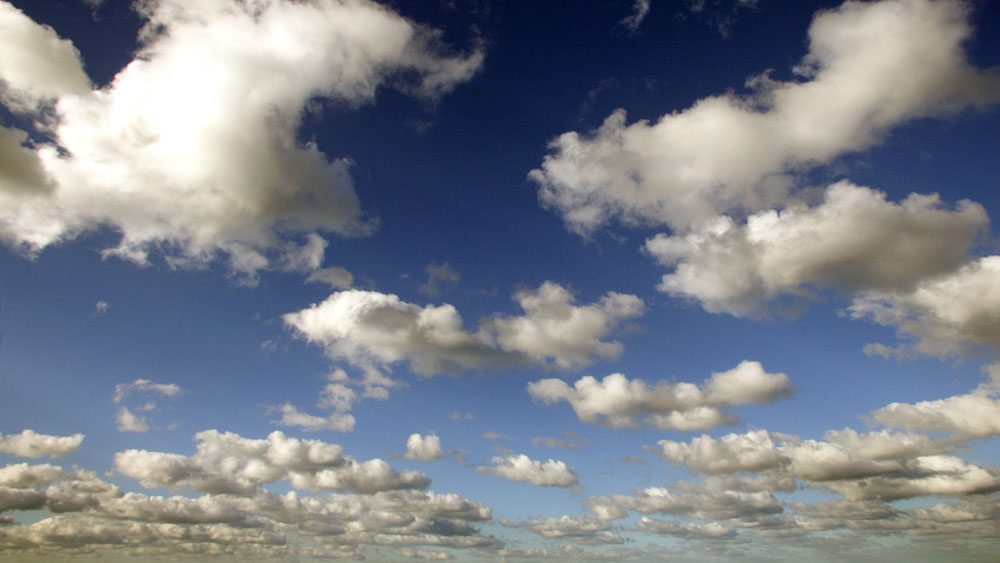 Fantastische Wolkenstimmung am Horizont in Bojendorf, Schleswig-Holstein