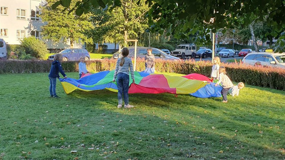 spielende Kinder auf einer Wiese